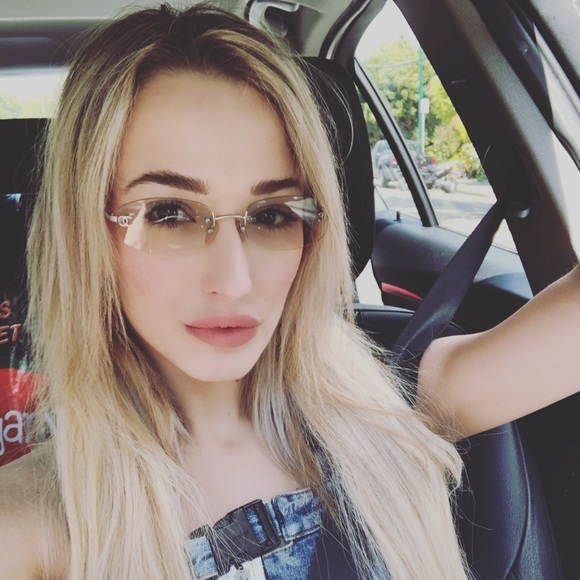 Meet your Posher, Ashleigh - Picture 2 of 3